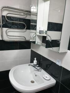 切尔尼戈夫ARTAPARTMENTS-center的浴室设有白色水槽和镜子