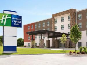 比弗克里克Holiday Inn Express & Suites Dayton East - Beavercreek的前面有标志的建筑