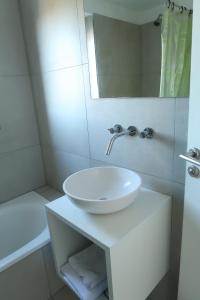 乌斯怀亚Lo de Moli 5A的白色的浴室设有水槽和镜子
