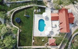 BiorineDalmatia Stone House - heated pool的享有带蓝色游泳池的庭院的顶部景致