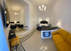 罗马Art Atelier Risorgimento的一间带一张床的房间和一间带沙发的客厅