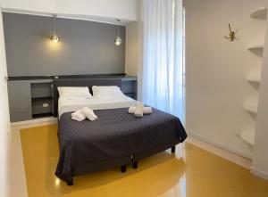 罗马Art Atelier Risorgimento的一间卧室配有一张床,上面有两条毛巾