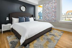 费城Sonder The Frankford的一间卧室设有一张大床和一个窗户。