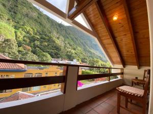 巴尼奥斯Hotel Volcano Baños的山景阳台。