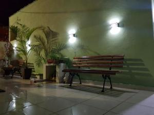 里约热内卢Carvalho de Paquetá的长凳坐在墙上,长满了植物