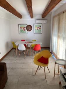 圣地亚哥Casa Vitacura Host的一间带桌椅的用餐室