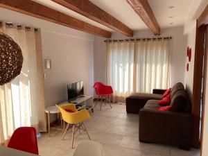 圣地亚哥Casa Vitacura Host的带沙发和红色椅子的客厅