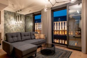 弗罗茨瓦夫EXCLUSIVE Aparthotel MARINA的带沙发和大窗户的客厅