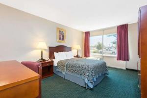 威奇托Blue Way Inn & Suites Wichita East的酒店客房设有床和窗户。