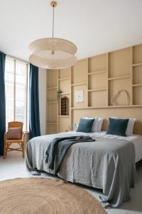 Boutique Hotel - de Stadsherberg Alphen客房内的一张或多张床位