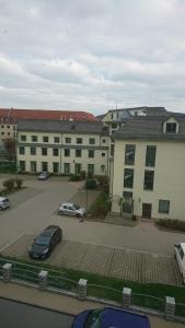 勒鲍Ferienwohnung und Apartment Löbau, Stadt- und messenah的停车场内有停车位的建筑物