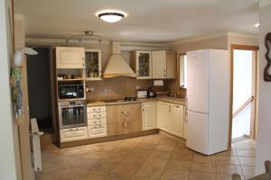 兰卡RANCA RESIDENCE的厨房配有白色橱柜和白色冰箱。