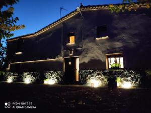 维罗维-德欧纳Casa Rural "Can Abres" Vilobi d`Onyar Girona的夜晚在屋前有灯