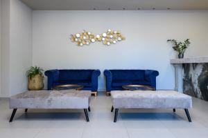 卡尔扎迈纳卡利梅拉马雷酒店的客厅配有2把蓝色椅子和壁炉