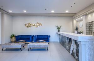 卡尔扎迈纳卡利梅拉马雷酒店的大堂设有蓝色家具和鱼缸。