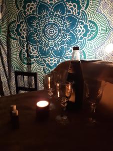 Sněžnik齐尼克山旅馆的桌子,带眼镜和瓶子,墙上
