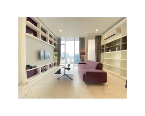 吉隆坡吉隆坡 KLCC 区白金酒店无边泳池 by LUMA的客厅配有紫色沙发和电视