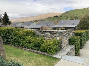 卡德罗纳Cardrona Valley Studio (17)的房屋前的石墙