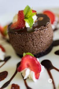 斯科特堡Blue Marlin Hotel by Dream Resorts的巧克力甜点,草莓放在盘子里
