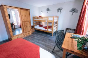 阿布列兰扎小屋酒店的客房设有两张双层床、一张桌子和一张桌子。
