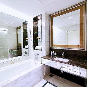 吉隆坡SKY POOL Luxury Suite 2-4Pax at KL City的带浴缸、水槽和镜子的浴室