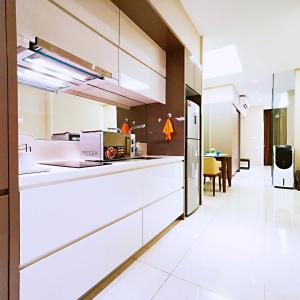 吉隆坡SKY POOL Luxury Suite 2-4Pax at KL City的一间厨房、白色家电和用餐室