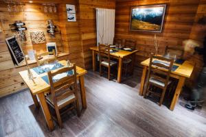 阿布列兰扎小屋酒店的一间设有木桌和椅子的餐厅