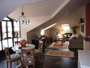 雷诺萨Apartamentos Ebro Reinosa的阁楼客厅配有桌椅