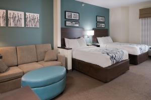 克林顿港克林顿港司丽普套房酒店的酒店客房,设有两张床和一张沙发