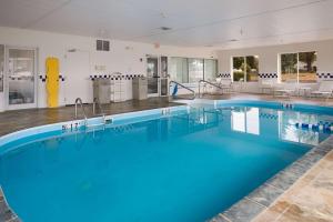 克林顿港克林顿港司丽普套房酒店的大楼里一个蓝色的大泳池