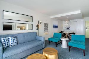 帕克斯维尔Bayside Resort, Ascend Hotel Collection的客厅配有蓝色的沙发和椅子