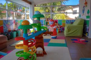 圣代佩德罗Hotel Paraíso Dos Alpes的儿童游戏室,带玩具