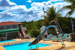 圣代佩德罗Hotel Paraíso Dos Alpes的度假村内带滑梯的游泳池