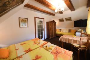 科内日诺河畔里赫诺夫Penzion v chaloupce的客房设有两张床、一张桌子和一张沙发。