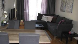 布德瓦Apartments B&S Lux的客厅配有沙发和桌子