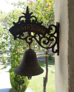 圣拉斐尔香提旅舍的挂在建筑物一侧的钟