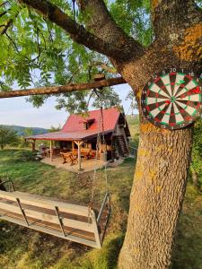 新瓦罗什Log cabin Uvac (Vikendica Saponjic)的挂在树上的飞镖板的房子