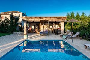 Vanáton阿哥罗艺术精品及豪华别墅的一座带游泳池和庭院的房子