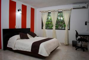 阿劳卡Hotel Nova Park的一间卧室配有一张红色和白色条纹的床