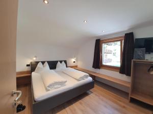 新黎凡特Haus Herta B&B的一间卧室设有一张床和一个窗口
