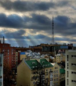 下诺夫哥罗德纳特维尔区公寓酒店的天空阴云下的城市景观