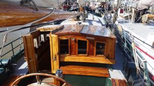 莱米尔Tjalkjacht Pelikaan Lemmer的甲板上设有小木屋的船只