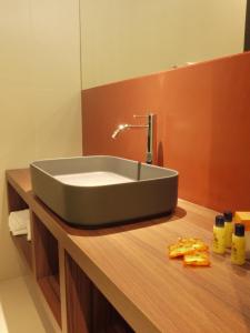 伊莫拉RB del Teatro&Apartaments的木制柜台上带水槽的浴室