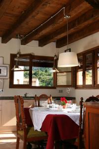 贝塞特Casa Morató的一张带红白桌布的餐桌