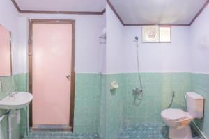 OYO 2180 Vina Vira Hotel的一间浴室