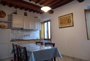 蒙特普齐亚诺CASA SERENA的厨房配有桌子和桌椅
