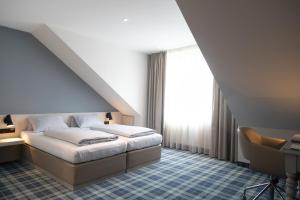 阿希姆哈贝坎普酒店的酒店客房设有床和窗户。
