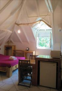 德赛凡提斯玫瑰旅馆的一间带桌子的房间和一间带帐篷的用餐室