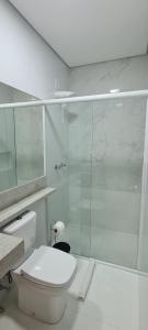 弗洛里亚诺波利斯Hi Adventure的一间带卫生间和玻璃淋浴间的浴室