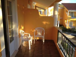 圣安德烈莱茨利亚山乡村酒店的阳台配有2把椅子和1张桌子
